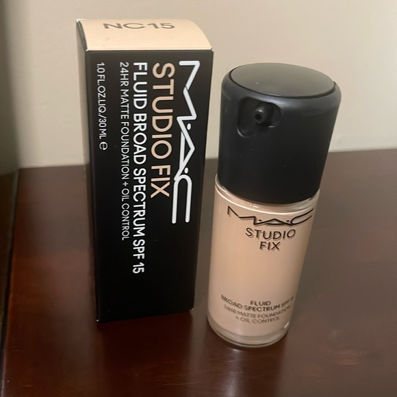 Studio Fix Fluid - Picture 2 of 3